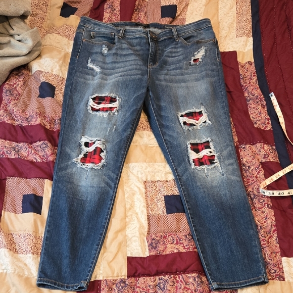 Judy Blue Denim - Judy Blue Distressed Blue Jeans with Red Details 3xl
